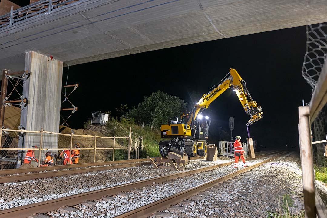 MX20G RAIL Lifting Concrete Pile Over The Rails