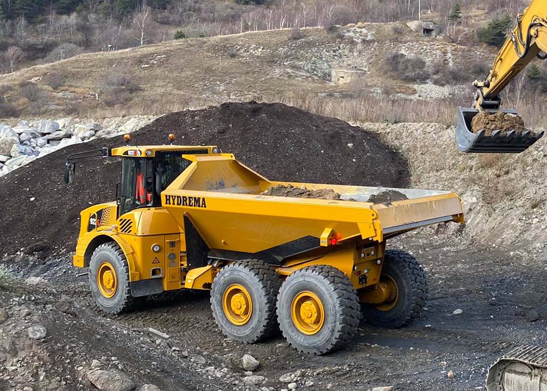 922G255 Rear Side View Getting Loaded French Alpes 1